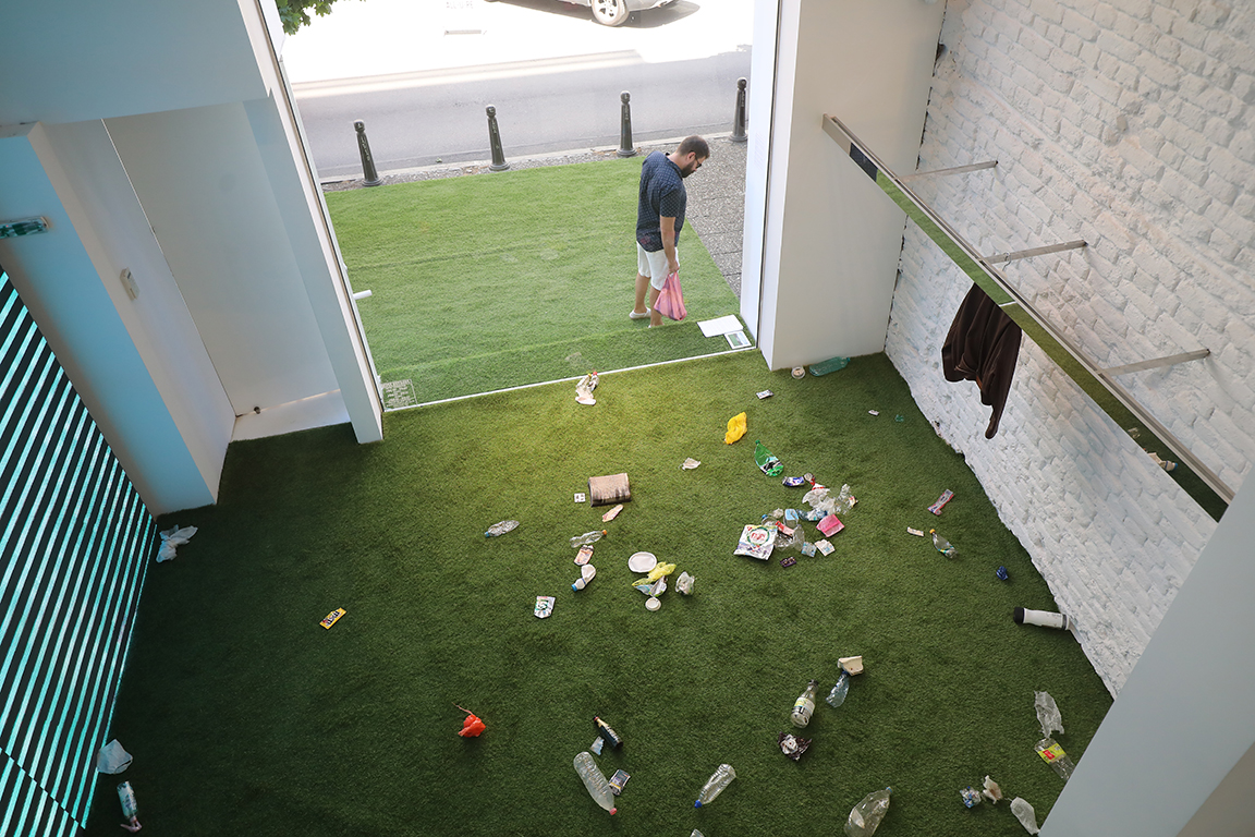 <p>На 6 април тя се появи в двора на НИМ в Бояна в рамките на изложбата "През призмата на границата" от европейския проект B-Shapes, а ден по-късно изчезна, &bdquo;демонтирана&ldquo; от домакините.</p>