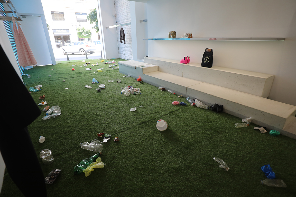 <p>Организаторите на сегашния показ на &bdquo;Гранични цветя&ldquo; заявяват, че ALL U RE представя работата на Иван Мудов като диалог с творческия път на Джонатан Андерсън, доскорошния дългогодишен артистичен директор на луксозната модна марка Loewe от 2013 до 2025 г.</p>