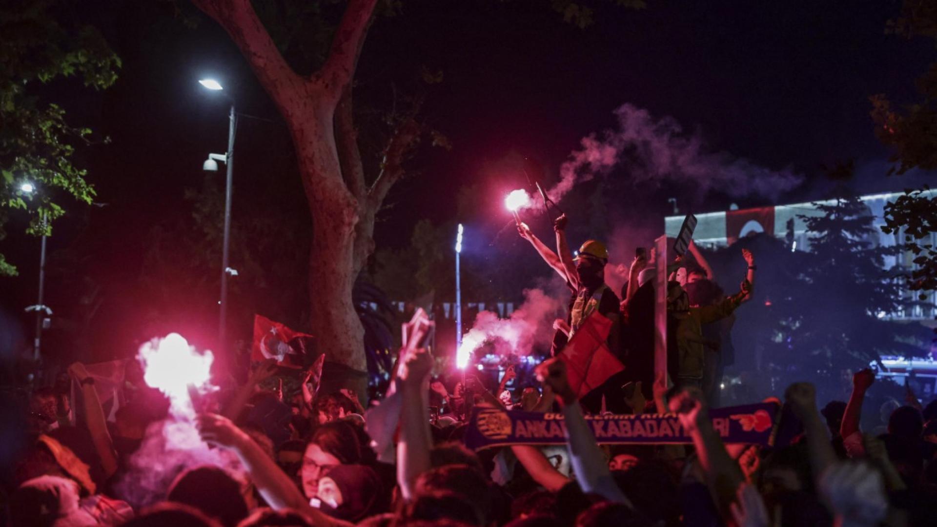 Десетки хиляди души участваха в митинг пред сградата на общината
