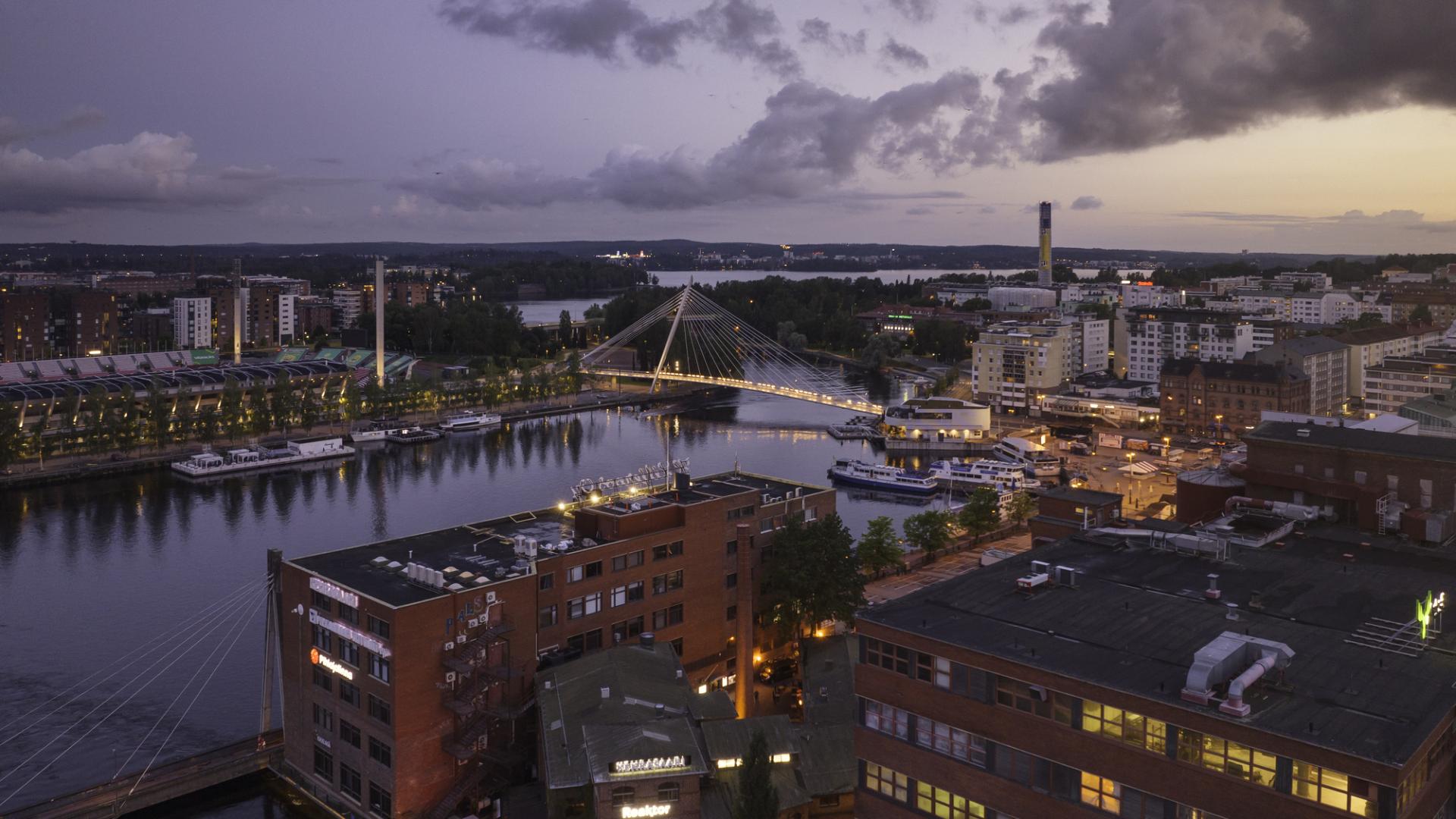 Финландската полиция съобщи че няколко души са били намушкани с