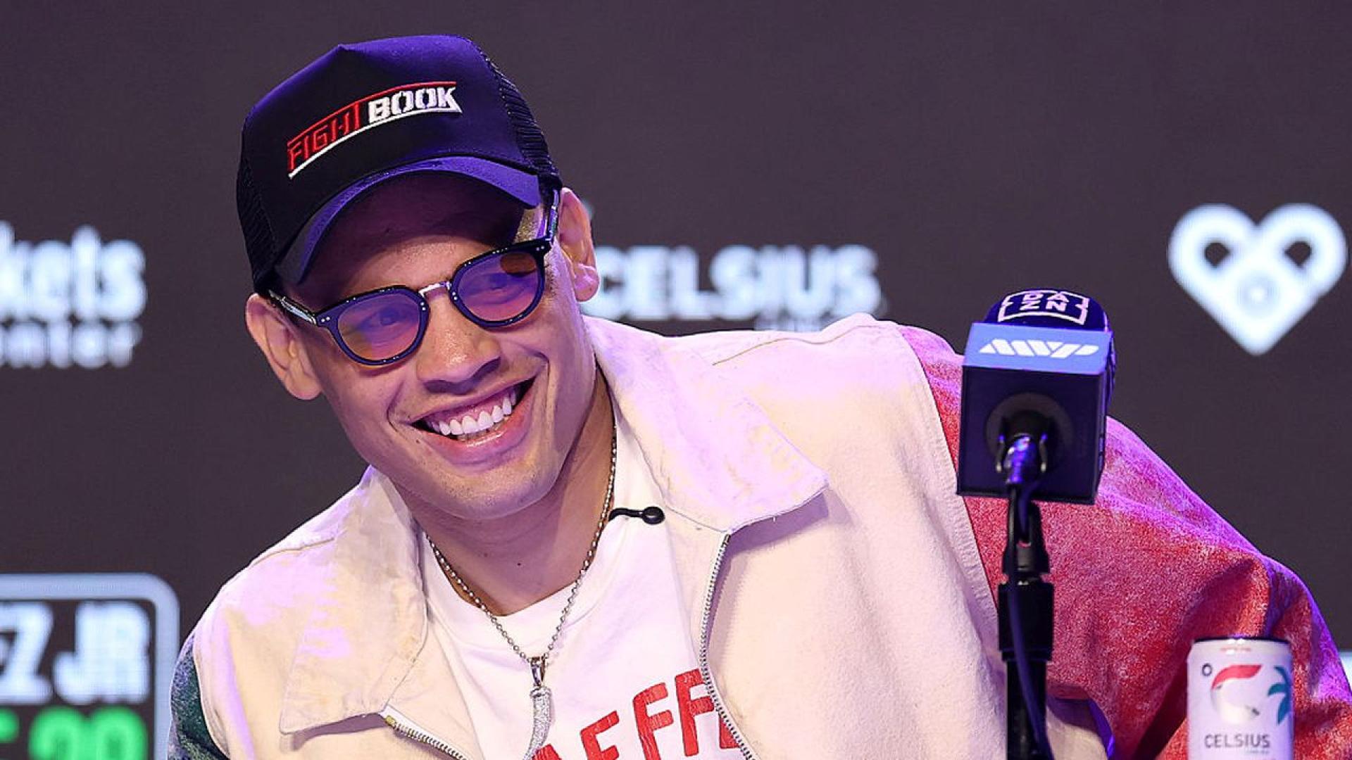 Мексиканският боксьор Хулио Сесар Чавес младши беше задържан от имиграционните служби