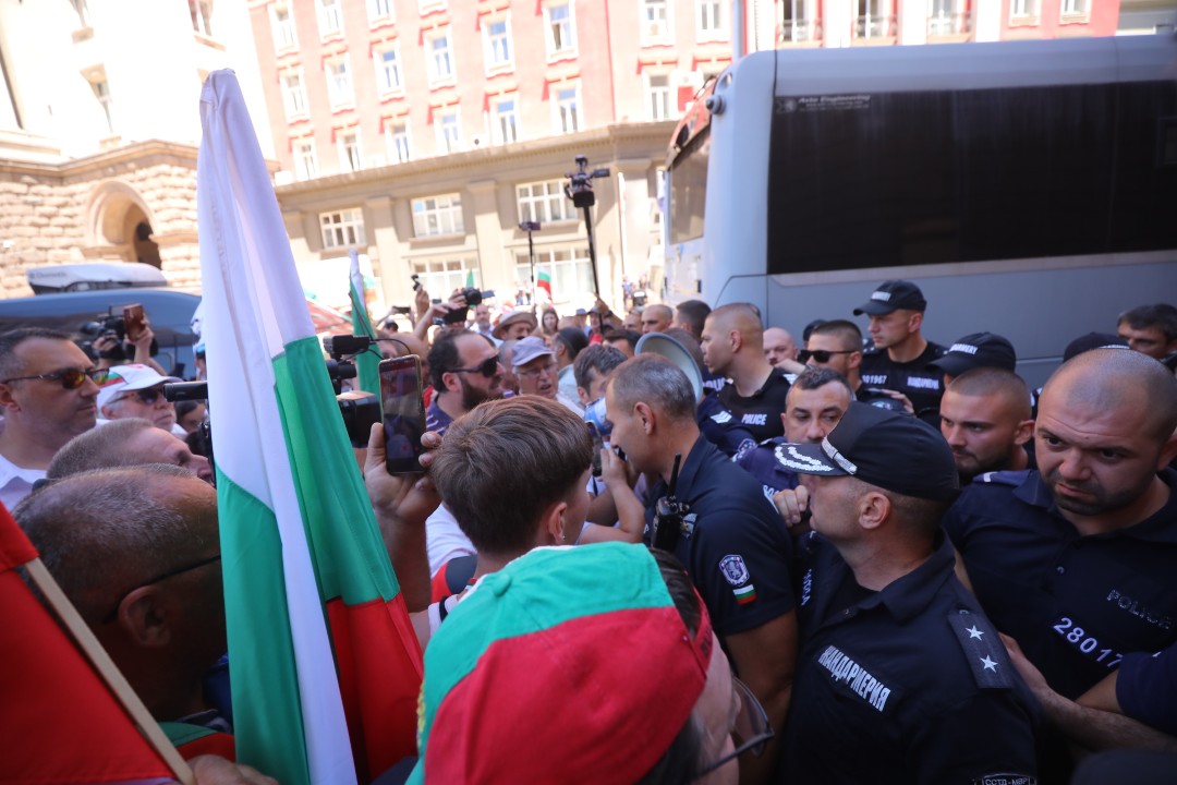 <p>Привърженици на партия &quot;Възраждане&quot; протестират пред Народното събрание. С плакати с надписи &quot;Оставка&quot;, &quot;Запазваме лева! Печелим битката!&quot;, &quot;Бъдещето е на суверенните държави!&quot;, &quot;Запазваме българския лев!, те се събраха пред сградата на парламента.</p>
