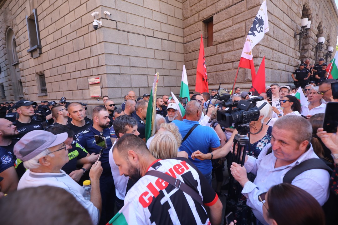 <p>Привърженици на партия &quot;Възраждане&quot; протестират пред Народното събрание. С плакати с надписи &quot;Оставка&quot;, &quot;Запазваме лева! Печелим битката!&quot;, &quot;Бъдещето е на суверенните държави!&quot;, &quot;Запазваме българския лев!, те се събраха пред сградата на парламента.</p>