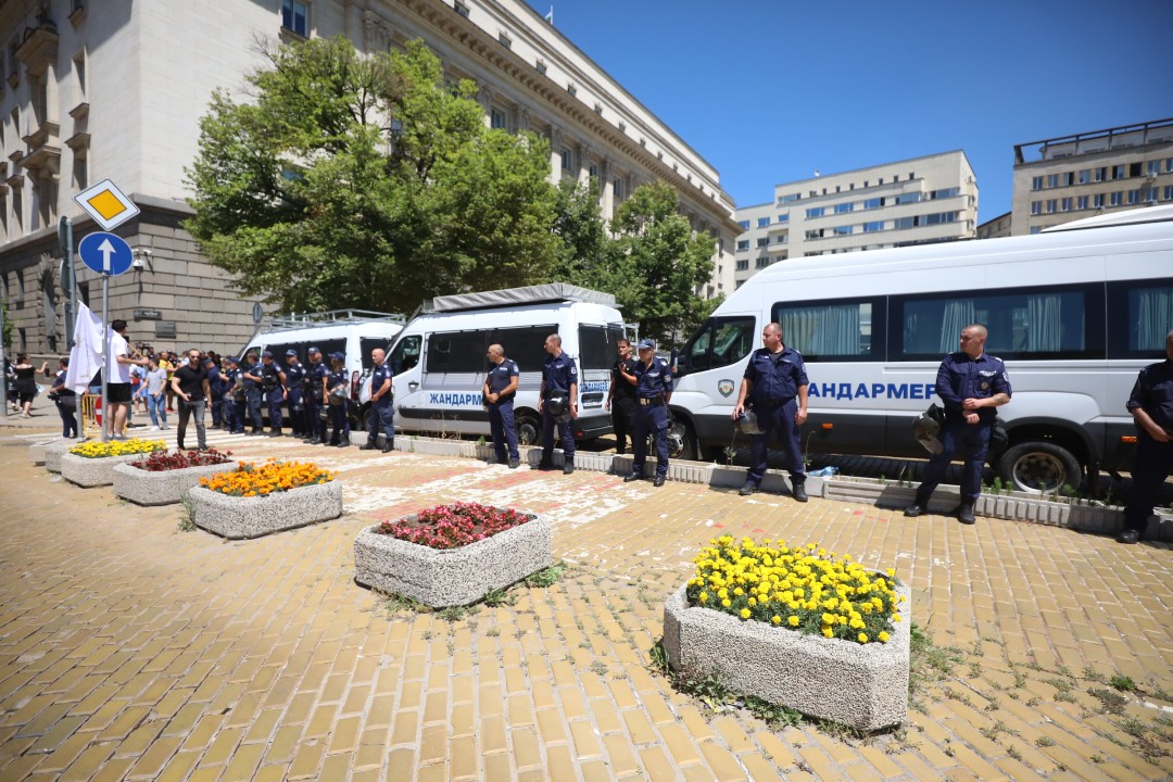 <p>Привърженици на партия &quot;Възраждане&quot; протестират пред Народното събрание. С плакати с надписи &quot;Оставка&quot;, &quot;Запазваме лева! Печелим битката!&quot;, &quot;Бъдещето е на суверенните държави!&quot;, &quot;Запазваме българския лев!, те се събраха пред сградата на парламента.</p>