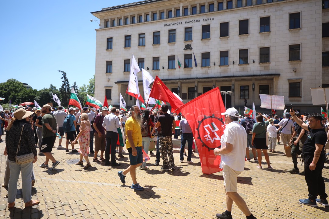 <p>Привърженици на партия &quot;Възраждане&quot; протестират пред Народното събрание. С плакати с надписи &quot;Оставка&quot;, &quot;Запазваме лева! Печелим битката!&quot;, &quot;Бъдещето е на суверенните държави!&quot;, &quot;Запазваме българския лев!, те се събраха пред сградата на парламента.</p>
