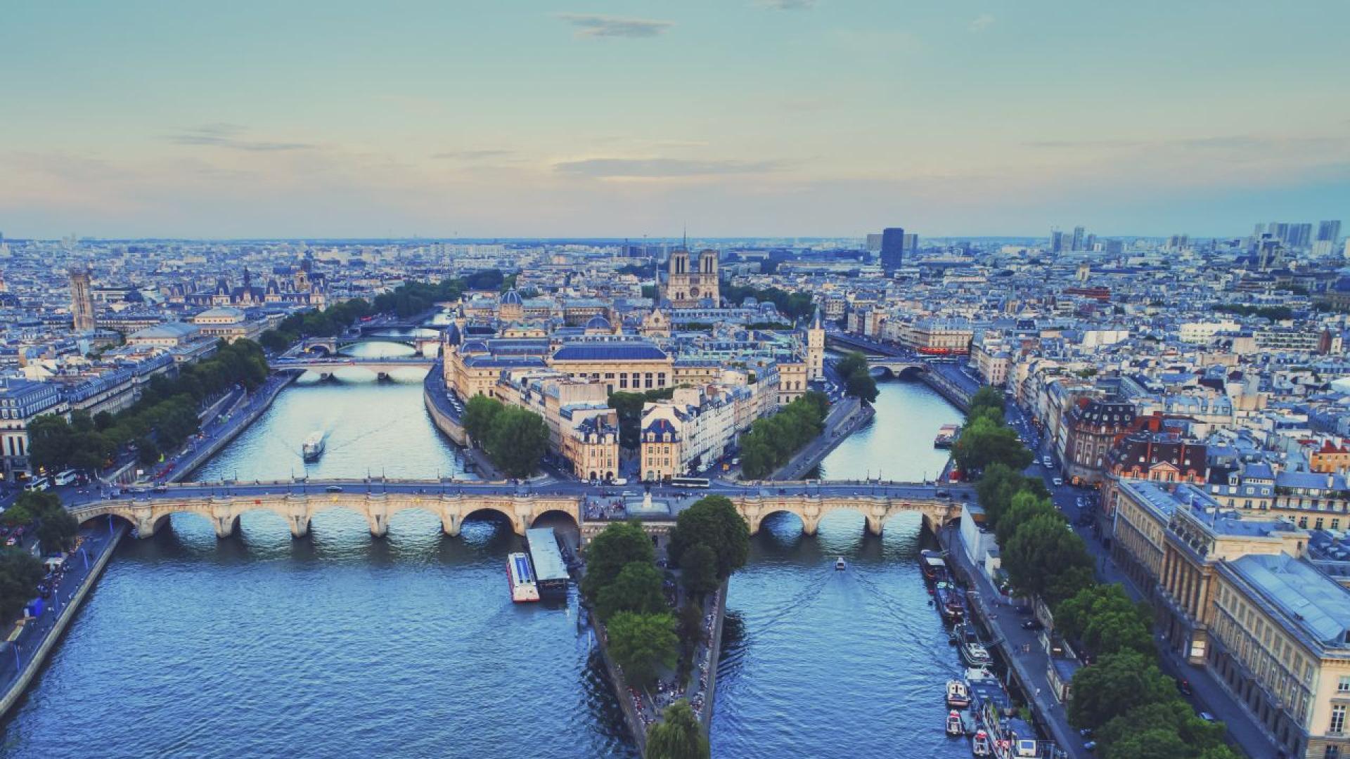 Кметът на Париж Ан Идалго и Общинският съвет във френската