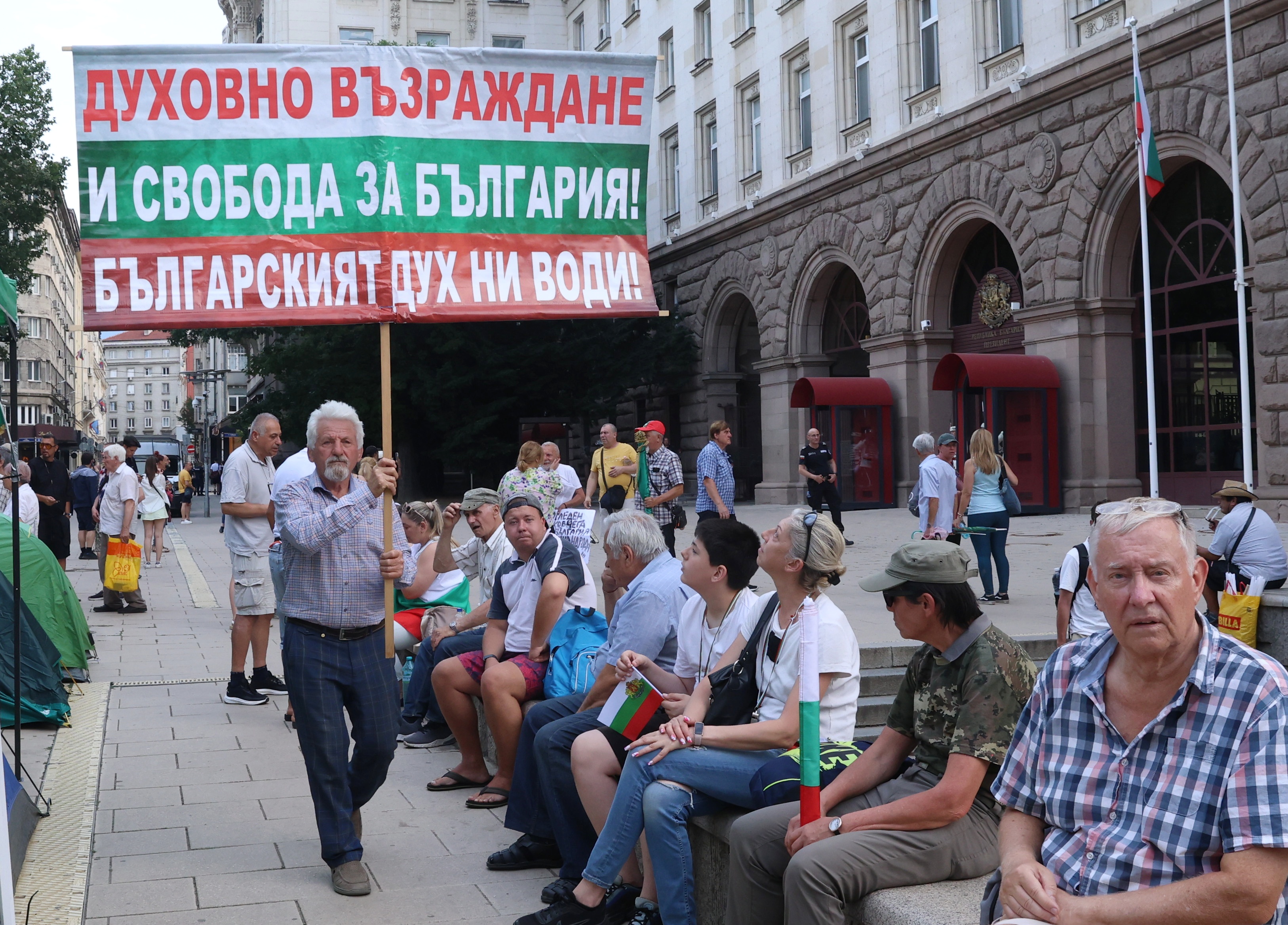 <p>Протестиращи в защита на българския лев блокираха движението по столичния бул. &quot;Цар Освободител&quot;. Те се събраха около сградите на президентската институция и на Народното събрание. В района имаше засилено полицейско присъствие.Събралите се настояваха за запазване на лева, провеждане на референдум за еврото и за оставка на правителството.</p>
