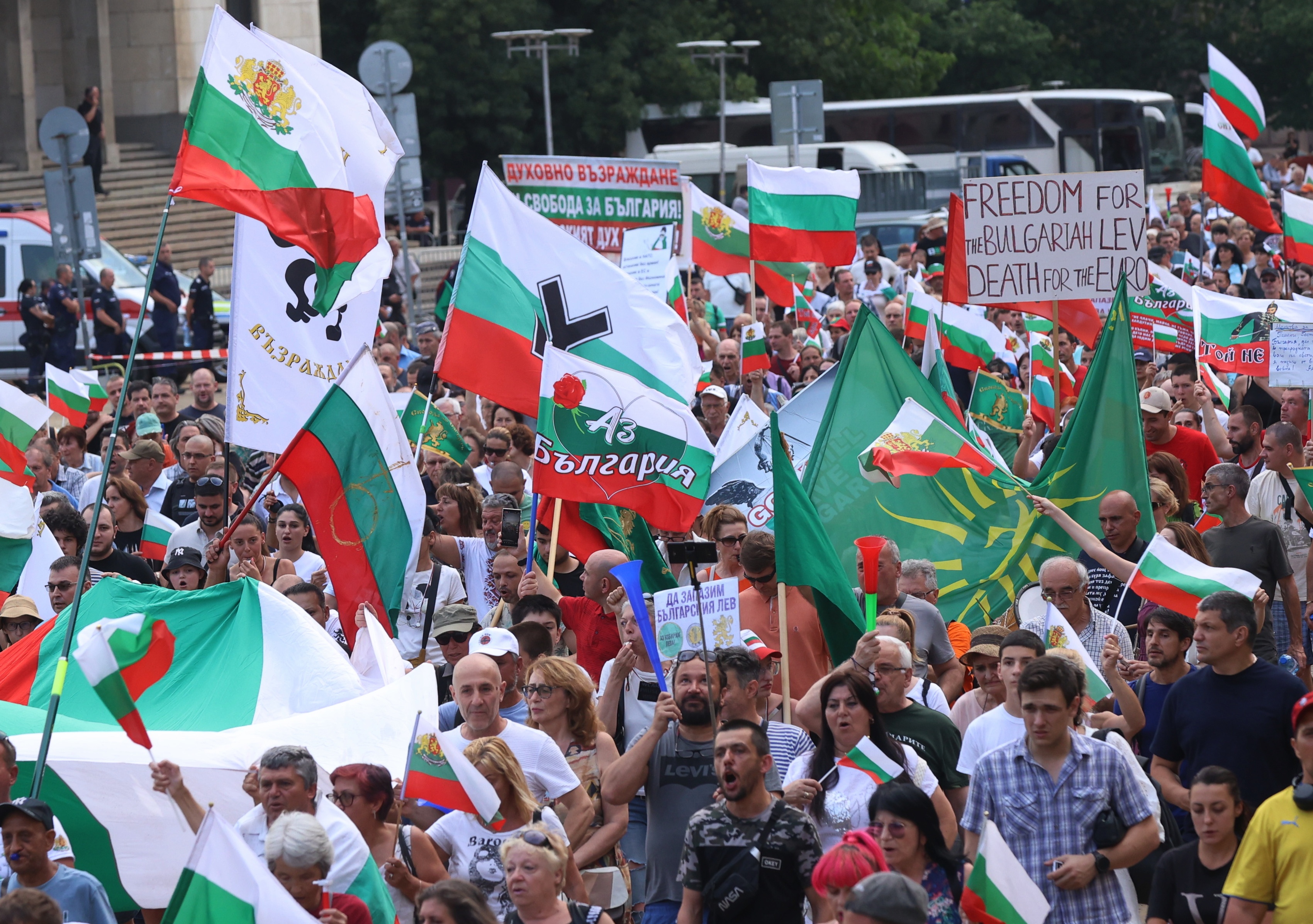 <p>Протестиращи в защита на българския лев блокираха движението по столичния бул. &quot;Цар Освободител&quot;. Те се събраха около сградите на президентската институция и на Народното събрание. В района имаше засилено полицейско присъствие.Събралите се настояваха за запазване на лева, провеждане на референдум за еврото и за оставка на правителството.</p>