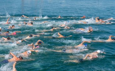 Антоний Моралийски и Ева Христова спечелиха петото издание на плувния маратон Порт Бургас