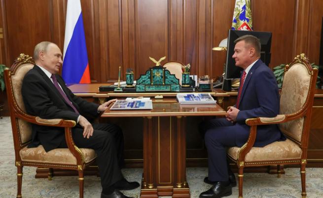  Руският президент Владимир Путин (вляво) беседва с някогашния министър на превоза Роман Старовойт в Кремъл на 30 януари 2025 година 