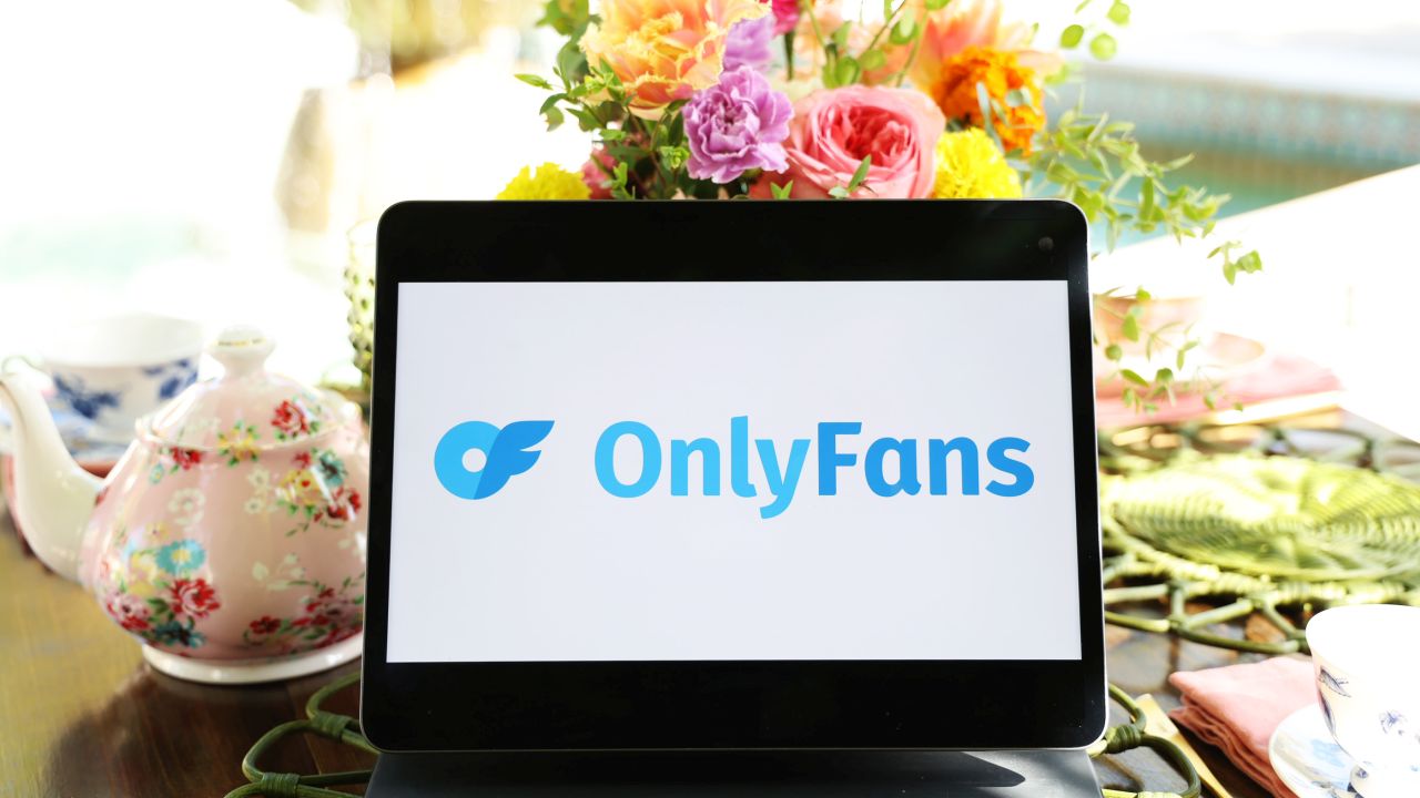 Кой стои зад империята OnlyFans