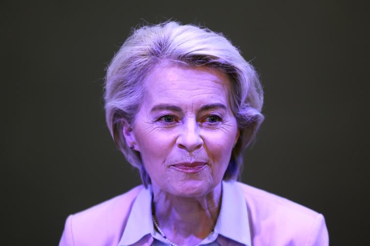 Кралица Урсула фон дер Лайен в снимки