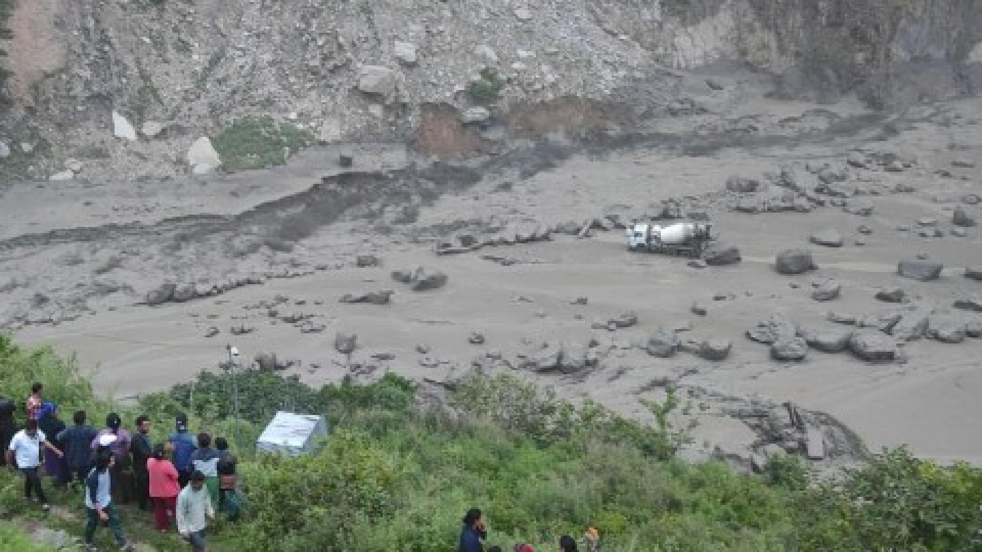 Планинска река чието ниво се покачи значително от мусонните дъждове