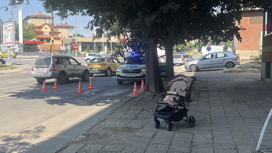 Кола блъсна майка с детска количка на пешеходна пътека в Казанлък