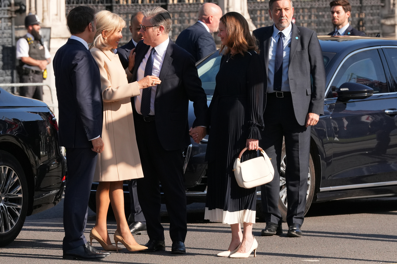 <p>Великобритания посреща Макрон с помпозност и церемонии.</p>