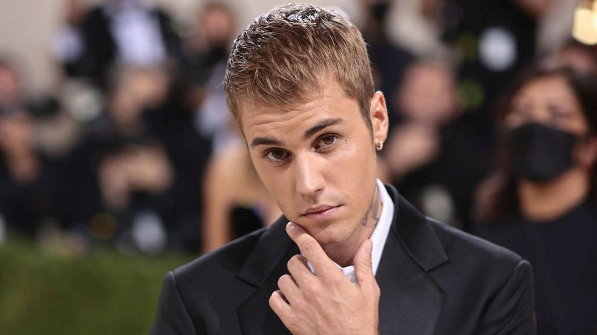 Канадският певец Джъстин Бийбър изненада своите фенове с издаването на