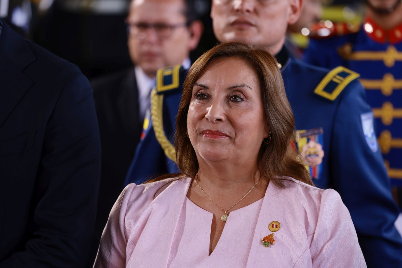 Президентката на Перу Дина Буларте си удвоява заплатата при одобрение от едва 4%