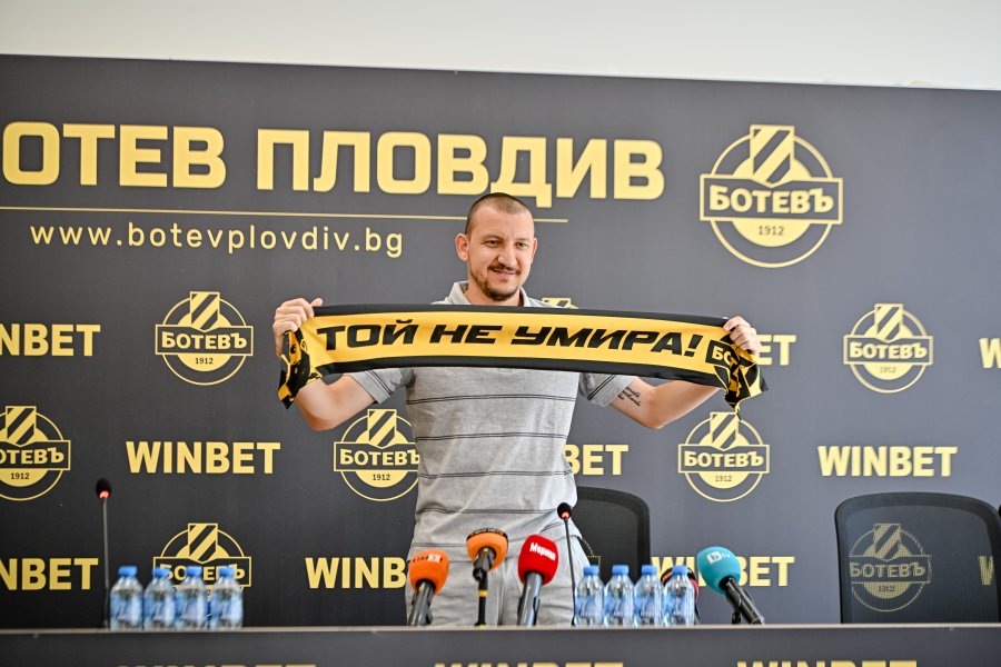 Пресконференция на Тодор Неделев след завръщането му в Ботев Пловдив1