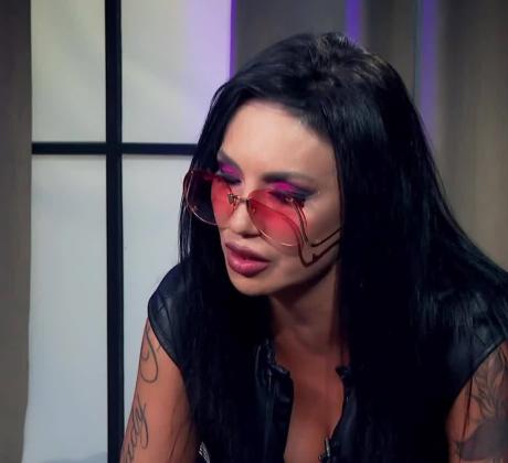 Кариерата ѝ е белязана от скандали и опити да бъде