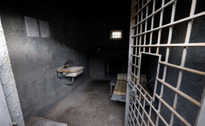 Затворник избяга скрит в торба за пране, заловиха го повторно