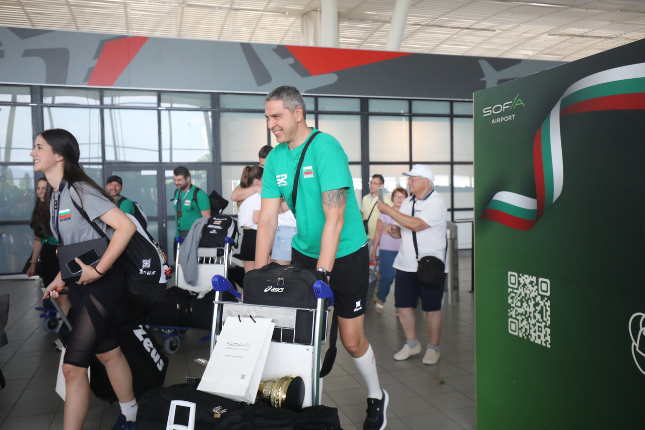 <p>В 16:15 часа световните шампионки по волейбол до 19 години излязоха от Терминал 2 в София със златните си медали и още от там започнаха аплодисментите на минувачи за селекцията.</p>