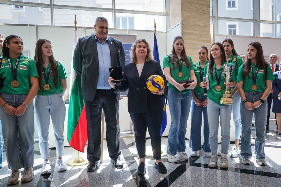 Световните шампионки по волейбол занесоха Купата в парламента1