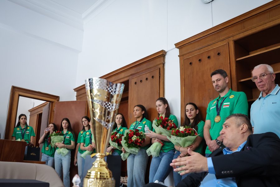 Световните шампионки по волейбол занесоха Купата в парламента1