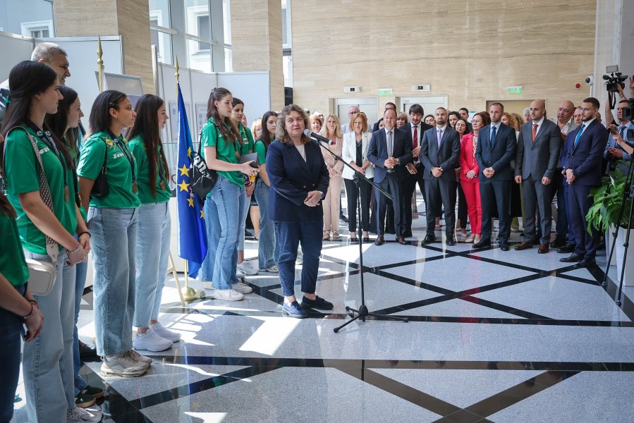 Световните шампионки по волейбол занесоха Купата в парламента1