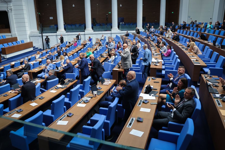 Световните шампионки по волейбол занесоха Купата в парламента1