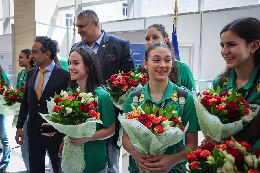 Световните шампионки по волейбол занесоха Купата в парламента1
