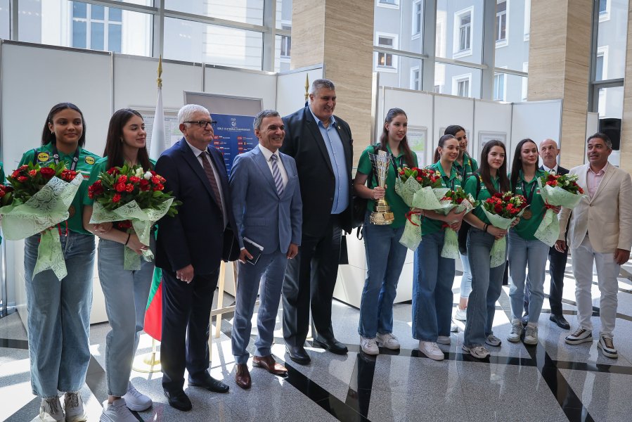 Световните шампионки по волейбол занесоха Купата в парламента1