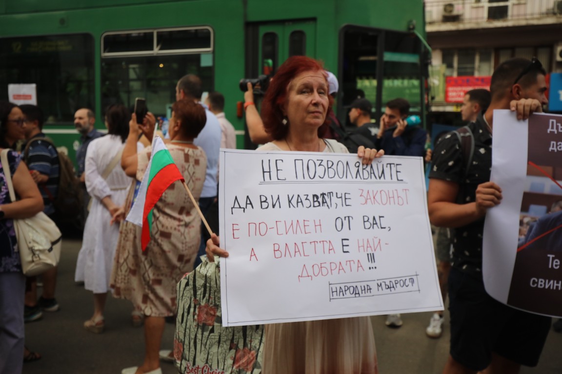 <p>Множество граждани се събраха на протест пред Съдебната палата в София с искане за независимо правосъдие.</p>