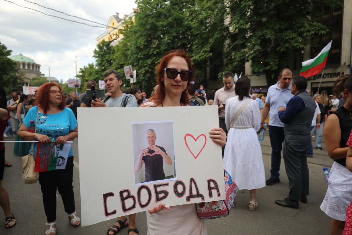 <p>Множество граждани се събраха на протест пред Съдебната палата в София с искане за независимо правосъдие.</p>