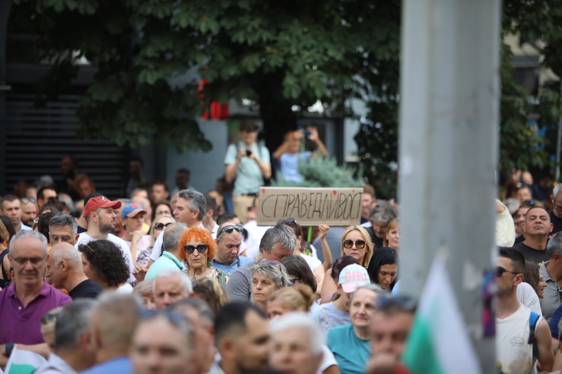 <p>Множество граждани се събраха на протест пред Съдебната палата в София с искане за независимо правосъдие.</p>