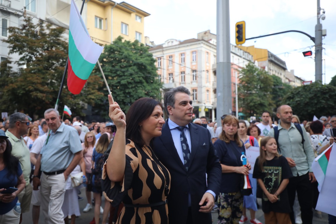 <p>Множество граждани се събраха на протест пред Съдебната палата в София с искане за независимо правосъдие.</p>