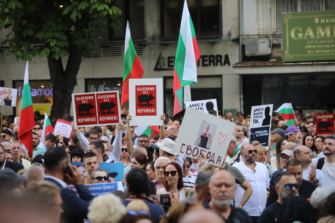 <p>Множество граждани се събраха на протест пред Съдебната палата в София с искане за независимо правосъдие.</p>