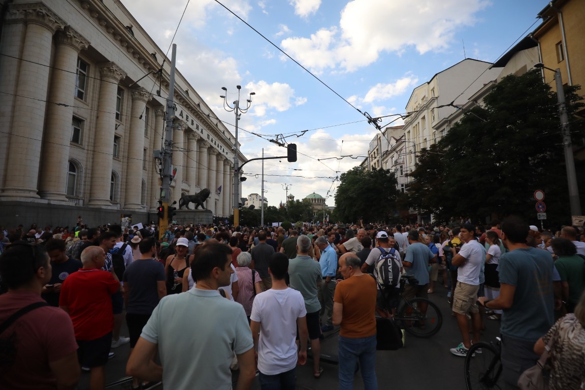 <p>Множество граждани се събраха на протест пред Съдебната палата в София с искане за независимо правосъдие.</p>