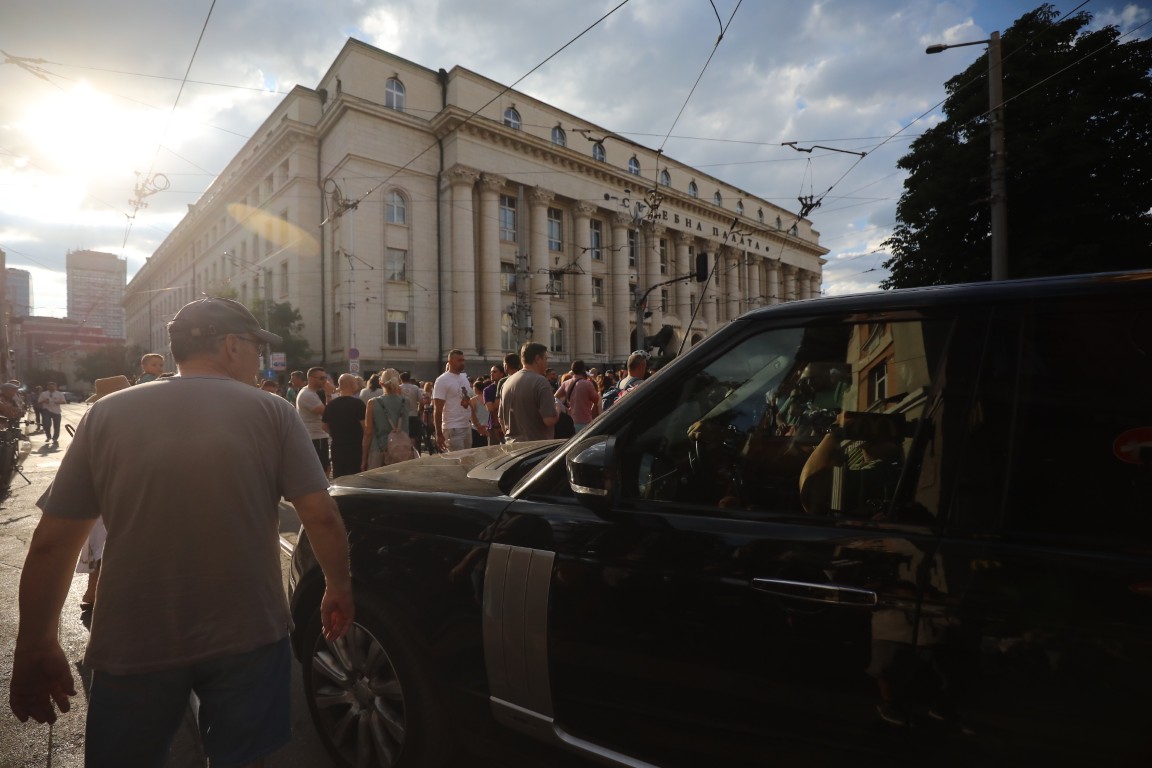<p>Множество граждани се събраха на протест пред Съдебната палата в София с искане за независимо правосъдие.</p>