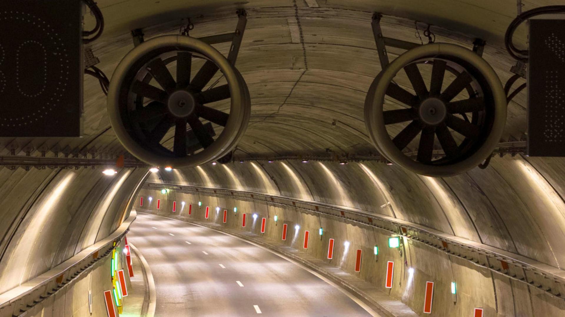 Движението в тунелите Правешки ханове и Топли дол на АМ