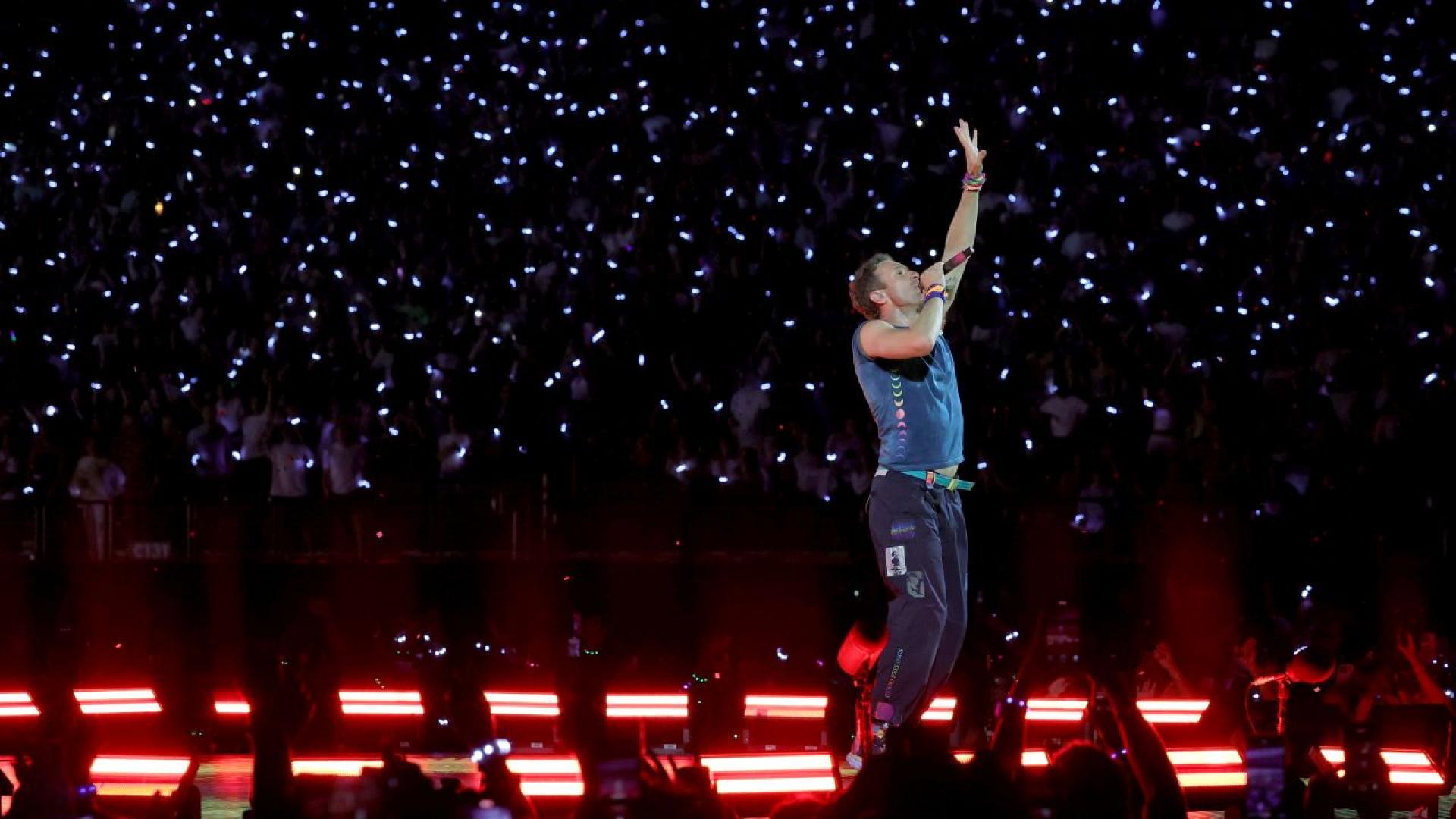 Главен изпълнителен директор на технологична компания е хванат в прегръдка