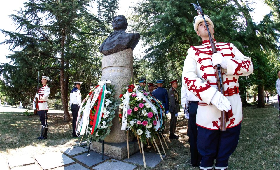 Левски почете Апостола1