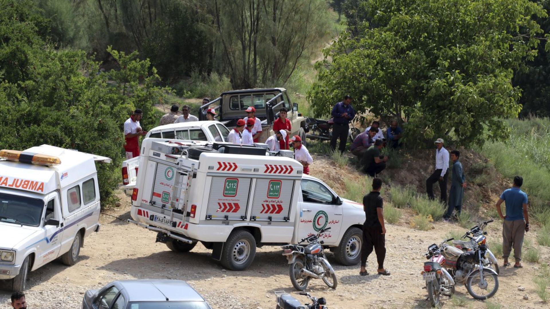 Най малко 15 души загинаха при падането на автобус от мост