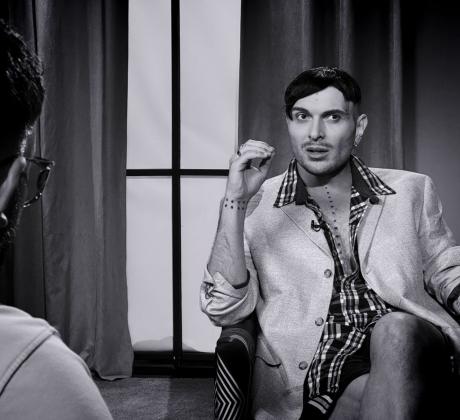 В новия епизод на подкаста посреща провокативния артист композитор и