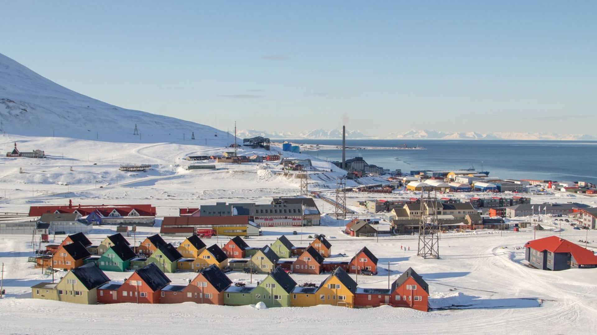 Всърцето на арктическия архипелаг Свалбард на повече от 1000 километра