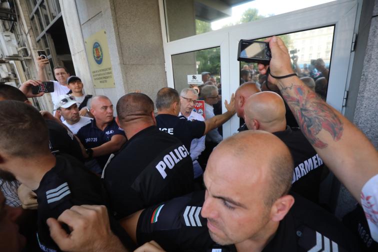 Граждани се събраха на протест пред сградата Антикорупционната комисия