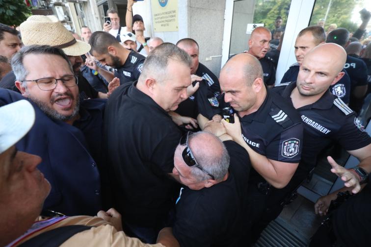 Граждани се събраха на протест пред сградата Антикорупционната комисия