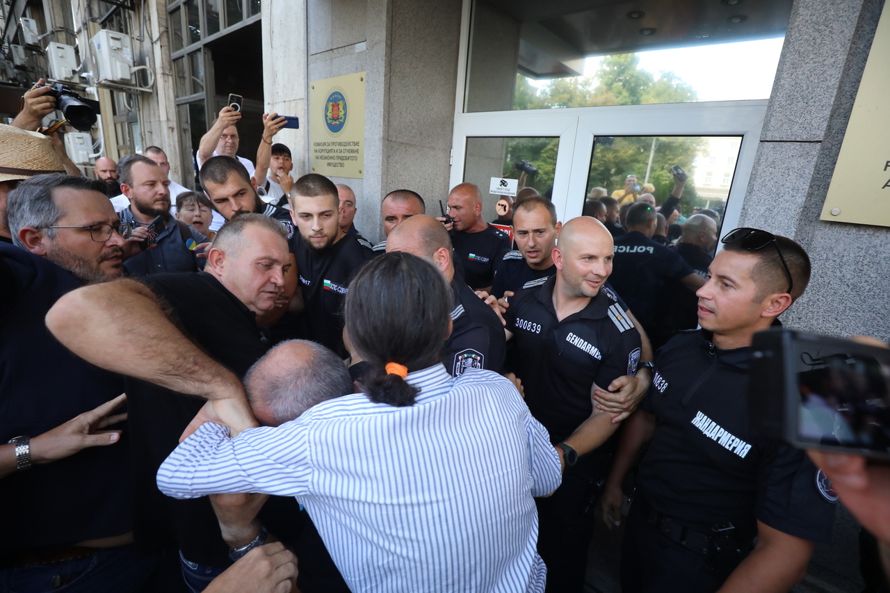 <p>Граждани се събраха пред сградата на Комисията за противодействие на корупцията на протест с искане за оставката на Антон Славчев, изпълняващ функциите председател на комисията и цялостно закриване на органа.</p>