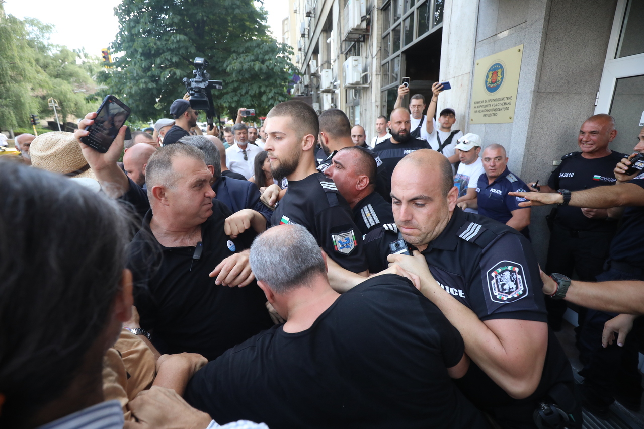 <p>Граждани се събраха пред сградата на Комисията за противодействие на корупцията на протест с искане за оставката на Антон Славчев, изпълняващ функциите председател на комисията и цялостно закриване на органа.</p>