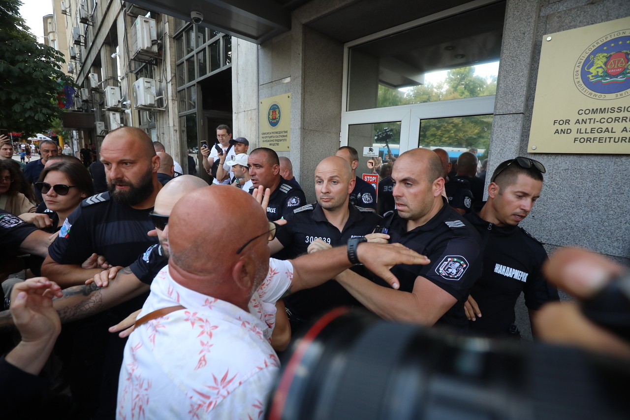 <p>Граждани се събраха пред сградата на Комисията за противодействие на корупцията на протест с искане за оставката на Антон Славчев, изпълняващ функциите председател на комисията и цялостно закриване на органа.</p>