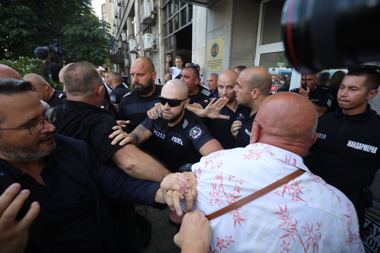 <p>Граждани се събраха пред сградата на Комисията за противодействие на корупцията на протест с искане за оставката на Антон Славчев, изпълняващ функциите председател на комисията и цялостно закриване на органа.</p>